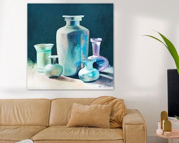 Stilleven van antieke glazen vazen en karaffen in geïriseerde kleuren