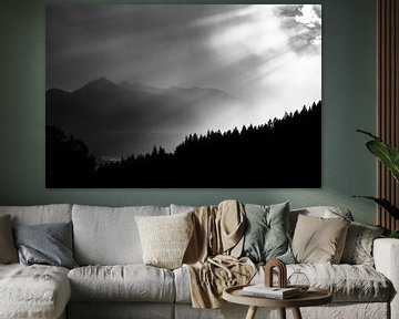 Fine-art zwart wit foto van zonlicht bossen en alpentoppen van Hidde Hageman