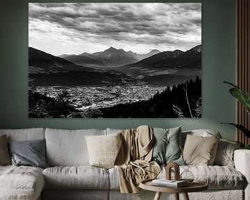 Innsbruck stad in zwart wit. Sterke contrast in de lucht van Hidde Hageman