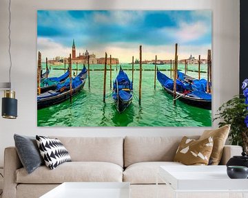 zicht op de wachtende gondels  in het helder groene water van  de Lagune in Venetië Italië van Rita Phessas