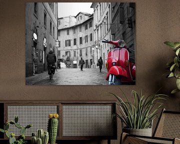 Rode Vespa Piaggio in sfeervolle italiaanse straat van Bart van der Borst