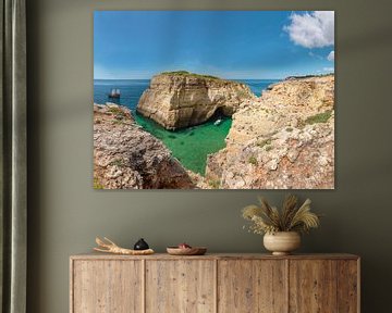 Seegrotte und -bogen nahe dem Cabo Carvoeiro, Cavoeiro, Portugal, Algarve von Rene van der Meer