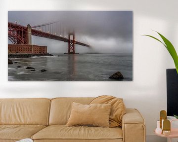 Golden Gate Bridge in the morning mist van Bart Hendrix