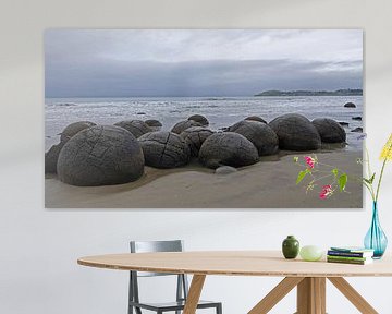 Moeraki Boulders am strand in Neuseeland von Aagje de Jong