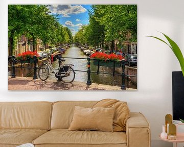 Fiets op de brug in zomers Amsterdam von Dennis van de Water