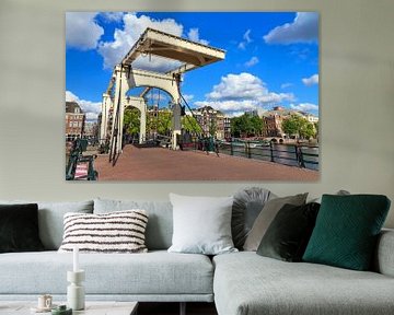 Magere brug Amsterdam met blauwe lucht sur Dennis van de Water