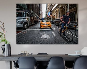 De taxi en de fietser in New York; wie is het eerst op de plaats van bestemming? van Hans de Waay