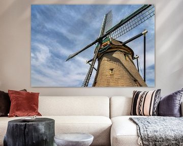Hollandse molen tegen een blauwe lucht met wolken