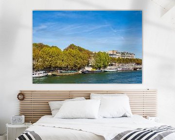 View to ships on the river Seine in Paris, France by Rico Ködder