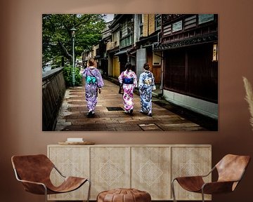 Japanse dames in een historisch straatje van Marcel Alsemgeest