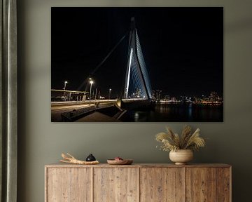 Erasmusbrug Rotterdam bij nacht en verlicht. van Brian Morgan