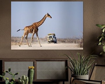 Giraffe steekt de weg over nadat safari auto is gepasseerd van Arjen van den Broek