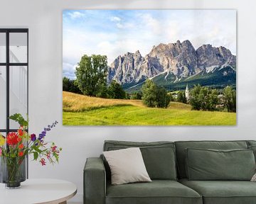 Cortina d'Ampezzo stadsaanzicht met bergen