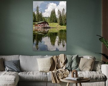 Maison de montagne sur un lac à truites dans les Dolomites