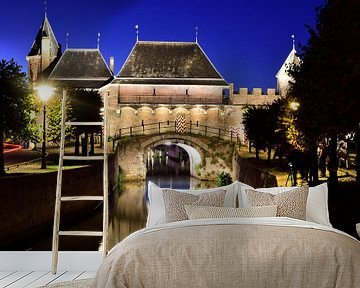 koppelpoort in Amersfoort tijdens het blauwe uurtje van Gerard de Zwaan