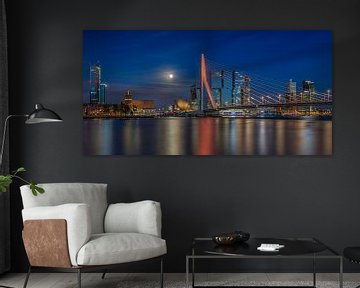 De skyline van Rotterdam met een volle maan van Dennisart Fotografie