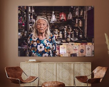 Portret van een oude vrouw op markt in China van Geja Kuiken