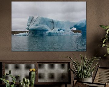 Iceberg avec vue sur le glacier sur Stephan van Krimpen