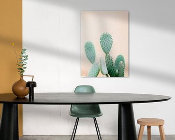 Kaktus-Druck Perfekt für ein botanisches Interieur Grün und sanftes Orange Pastell-Fotodruck für an  von Raisa Zwart