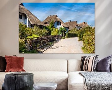 Thatched houses with blue sky in Ahrenshoop, Germany van Rico Ködder