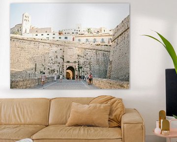Einfahrtstor der Stadt Ibiza | Analoge Reisefotografie auf Druck Moderne Wandkunst hergestellt in Ib von Raisa Zwart