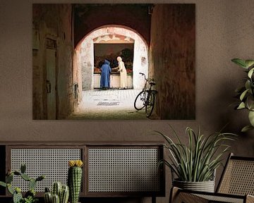 Marrakesch: Leben auf der Straße in der Medina | Reisefotografie drucken von Raisa Zwart