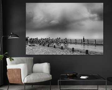 Peloton op Afsluitdijk, zwart wit van Chiel Hoekstra