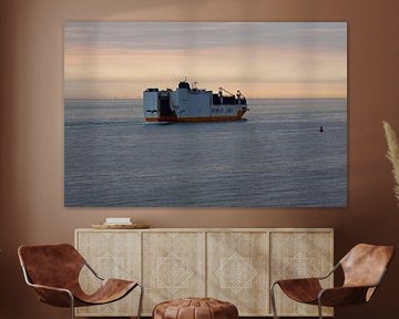 Un cargo passe la côte