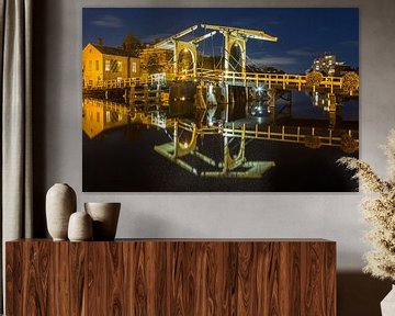 Pont Rembrandt avec reflet dans l'eau du Rhin à Leyde sur Marcel van den Bos