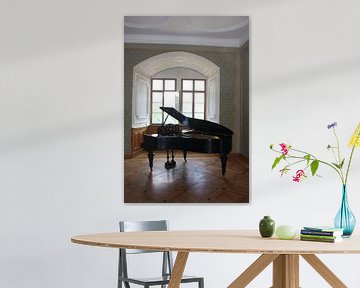 Klavier mit offenem charakteristischem Fenster mit schönem Licht von Cor Heijnen