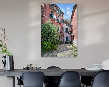 Kleurrijk straatje in Vernazza, Cinque Terre von Kramers Photo