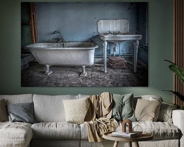 Badkamer in verlaten huis in Belgie van Gerben van Buiten