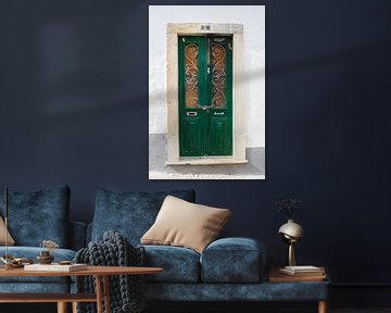 De deuren van Portugal groen met hangslot nummer 8 van Stefanie de Boer
