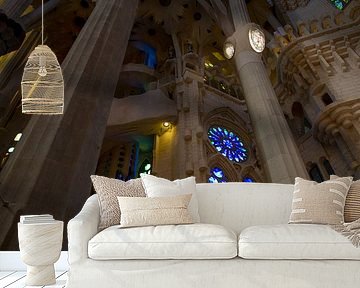 De prachtige kleurrijke binnen kant van de Sagrada Familia by Guido Akster