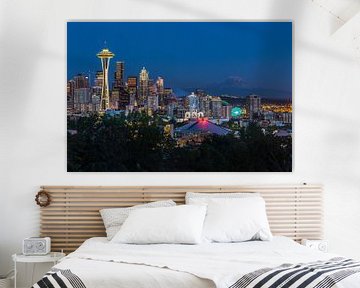 Blauwe uur bij de Seattle Skyline van Edwin Mooijaart