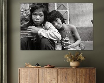Zusters uit Cambodja in de straten van Saigon van Silva Wischeropp