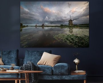 Dramatischer Himmel über drei Windmühlen in den Niederlanden von iPics Photography
