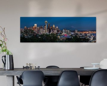 Blauwe uur bij de Seattle Skyline Panorama van Edwin Mooijaart