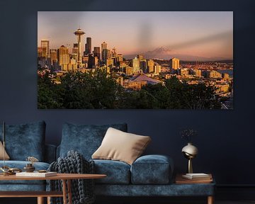 Goldenes Leuchten über der Skyline von Seattle von Edwin Mooijaart