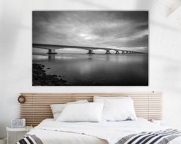 Pont en sandwich en noir et blanc sur Kim Claessen