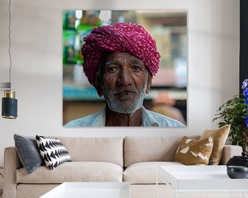 India: Man met paarse tulband (Jorawarpur) by Maarten Verhees
