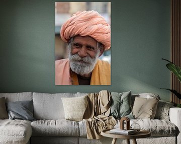 India: Man met oranje tulband (Jorawarpur) van Maarten Verhees