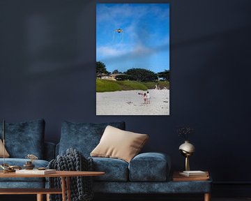 Kite sur la plage du Carmel au bord de la mer sur Ton Tolboom