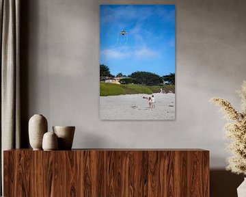 Vliegeren op het strand van Carmel by the sea van Ton Tolboom