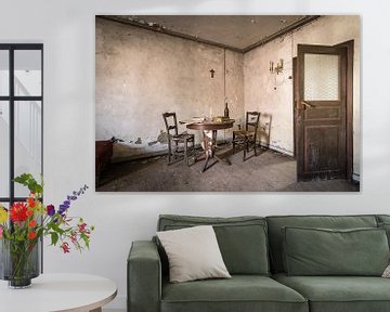 Kamer met tafel en twee stoelen van Inge van den Brande
