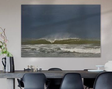 Aanstormende golf bij dreigend weer by Peter Slagboom