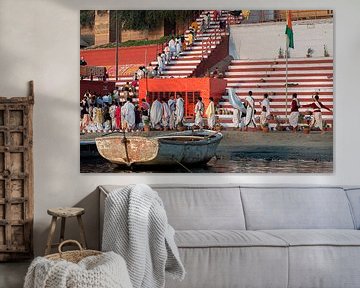 India: Ochtendceremonie aan de Ganges (Varanasi) van Maarten Verhees