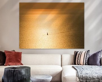 Zeilboot eenzaam in gouden zee van Art by Fokje