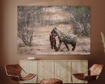 Hyena met prooi van Riana Kooij