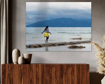 Meisje in het Gardameer Italië van Rutger van Loo